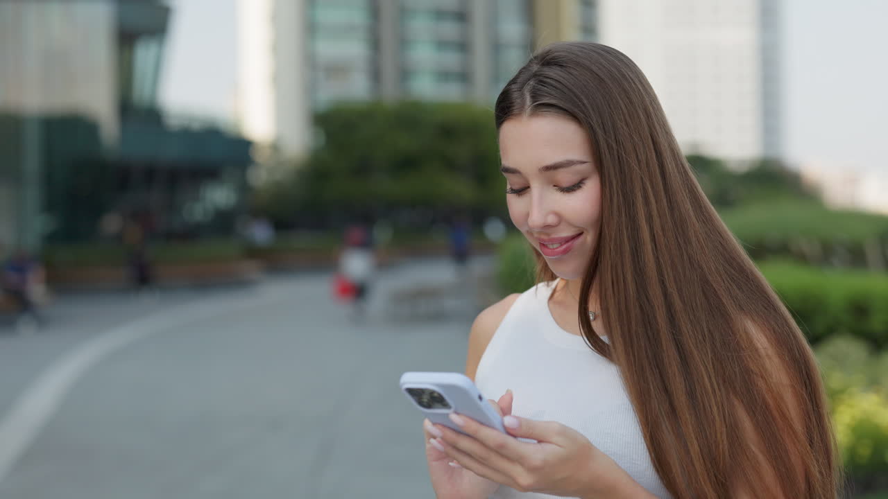 Donna che usa il telefono all'aperto