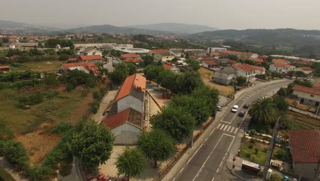 Trabajadores-De-Vista-Aérea-Poniendo-Un-Nuevo-Techo-En-La-Construcción-De-Edificios-Antiguos