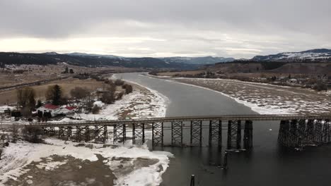 Die-Holzkonstruktion-Der-Pritchard-Brücke-In-Einer-Majestätischen-Winterlandschaft