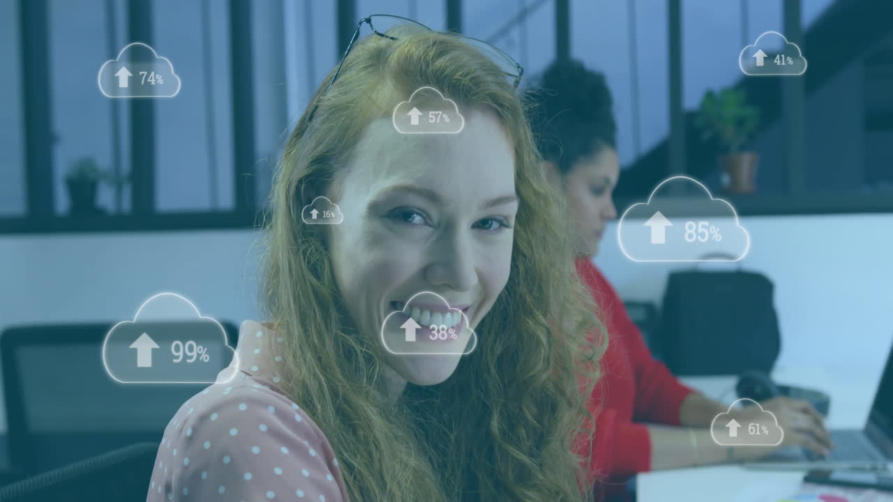 анимация облаков и процентов над разнообразными коллегами-женщинами, работающими в офисе