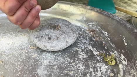 moler la especia semilla de cardamomo con molino de piedra de una manera tradicional método para el mejor aroma y sabor uso en alimentos culinarios y hornear pan en una panadería casera ingredientes de hierbas saludables cocina fresca