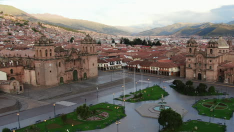 vue aérienne exclusive: la place des armes, la cathédrale de cusco et l'église compañía de jesús à cusco, au pérou