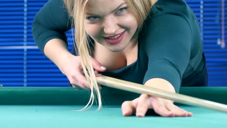 mujer jugando al billar