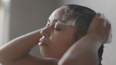una mujer lavándose el cabello.