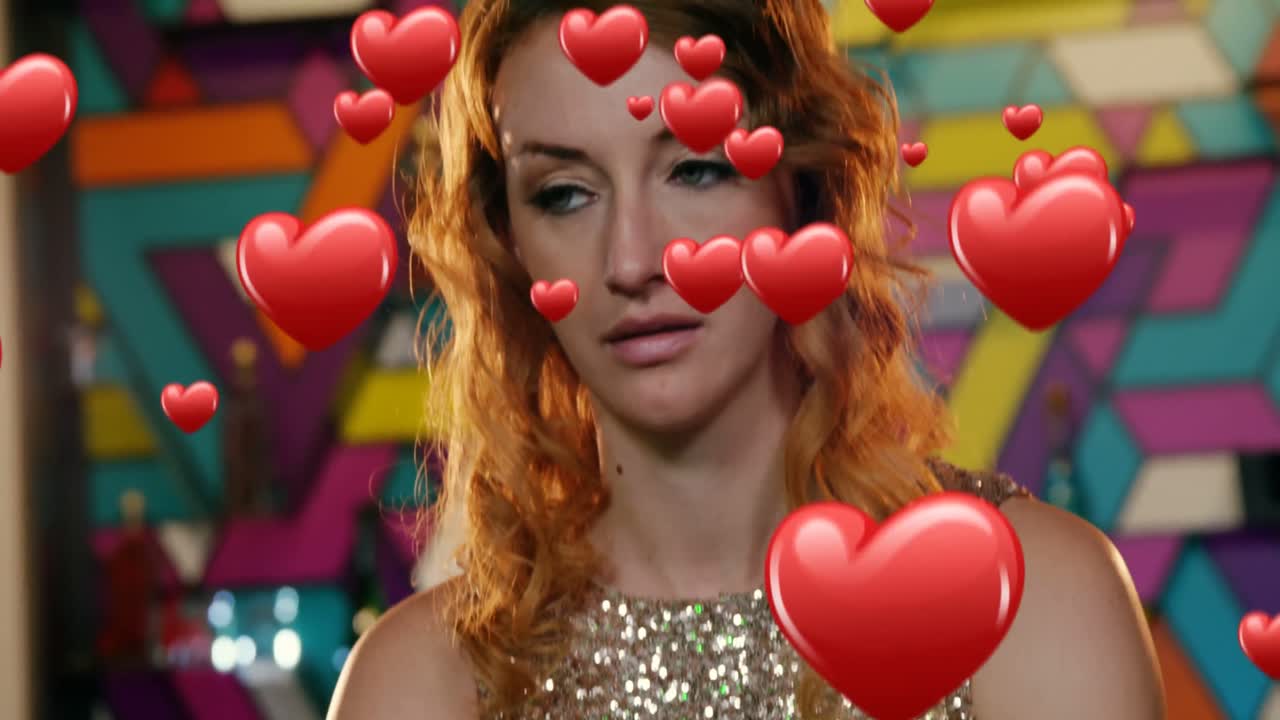 반 ⁇ 이는 드레스를 입은 여성이 4k 문자 메시지를 보내고 있습니다.