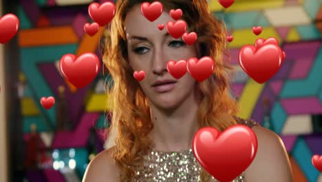 mujer con un vestido brillante enviando mensajes de texto 4k