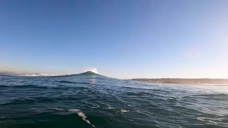 Joven-Y-Experimentado-Surfista-Monta-Una-Ola-En-Un-Traje-Húmedo-En-Un-Día-Soleado-En-La-Playa-De-Caparica