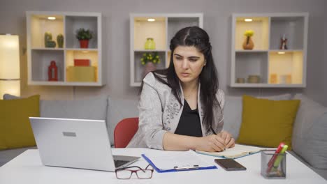 retrato ambicioso y decidido de una mujer trabajadora de oficina en casa.
