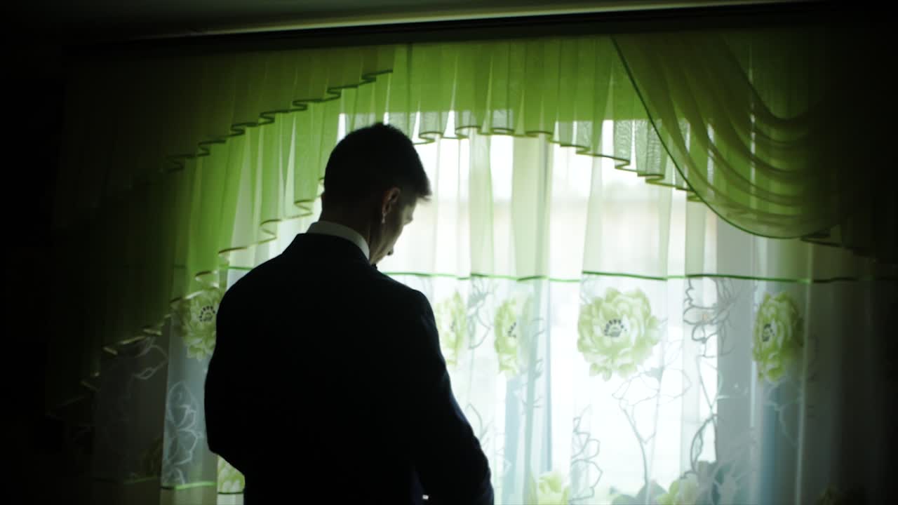 신랑이 창문 에서 준비하고 있다