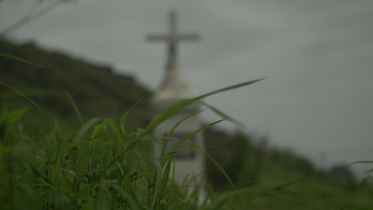 초점이 맞지 않는 기념물, 언덕에서 교차