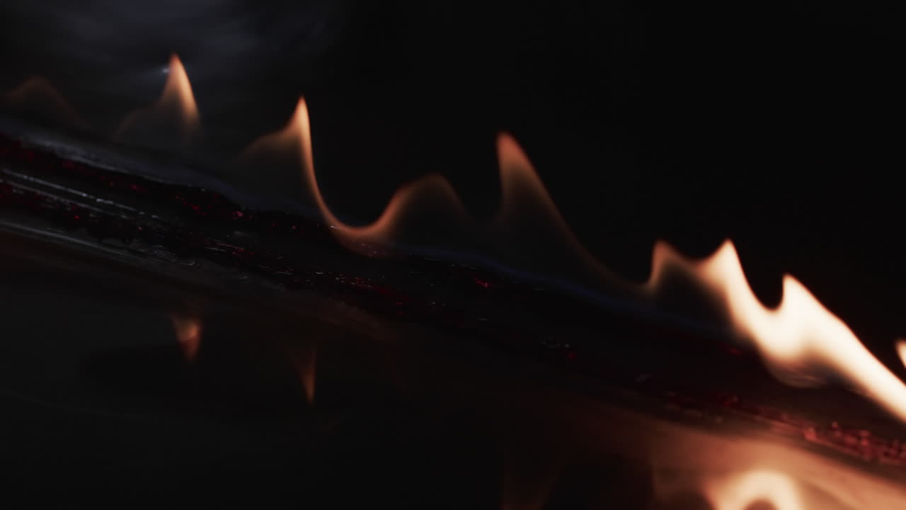 видео желтого огненного пламени и копирование пространства на черном фоне