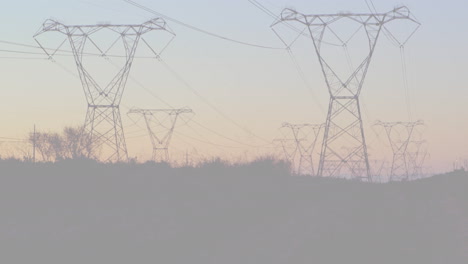 animación de postes de electricidad sobre la bandera de ucrania