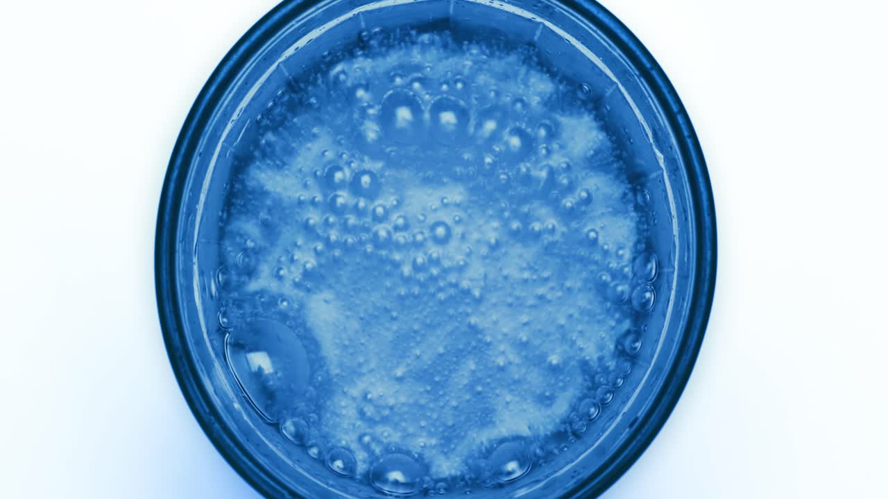 파란색 추상적인 배경에 물에 산소 거품