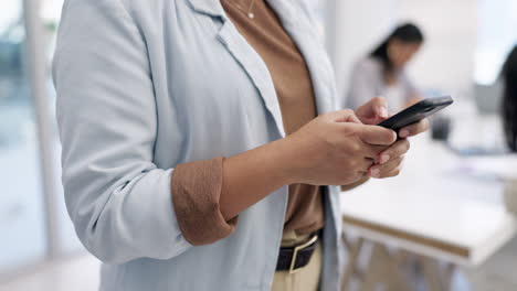 Mujer-De-Negocios,-Manos-O-Escribiendo-En-El-Teléfono-Celular