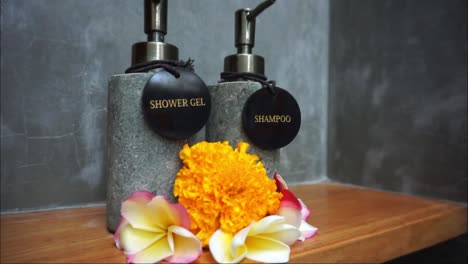 Shampooflasche-Und-Duschgel-Mit-Schöner-Frangipani-Blume-Im-Badezimmer-HD-Video