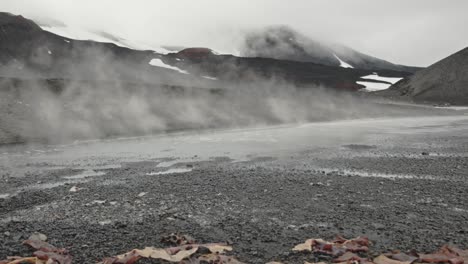 cerca de disparo en movimiento de vapor de la playa debido a un volcán activo bajo el agua