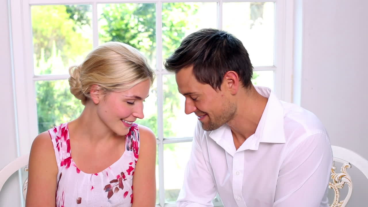 счастливая молодая пара ест торт вместе