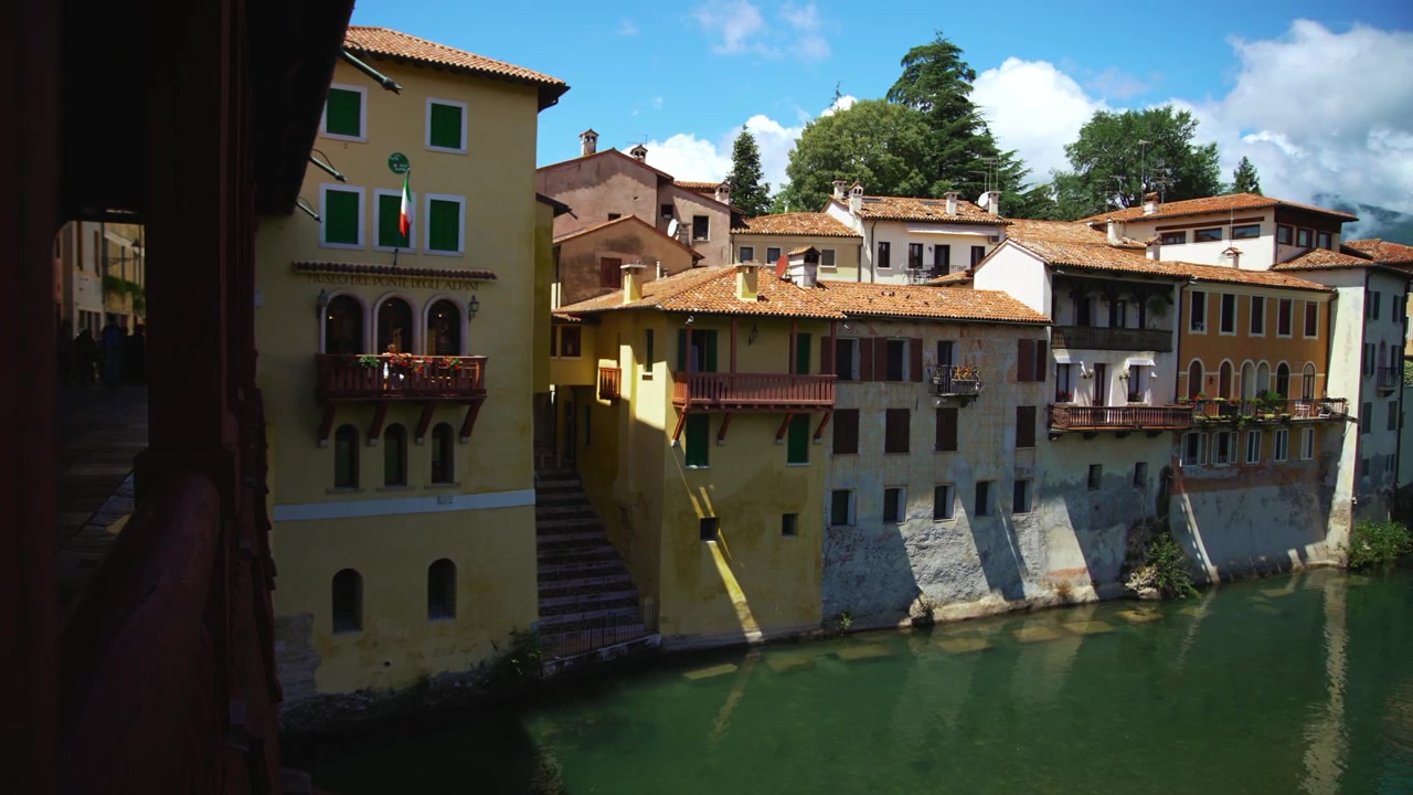 Incantevoli case del centro storico e tetti in terracotta di Bassano del Grappa, accanto al fiume vicino al famoso ponte.