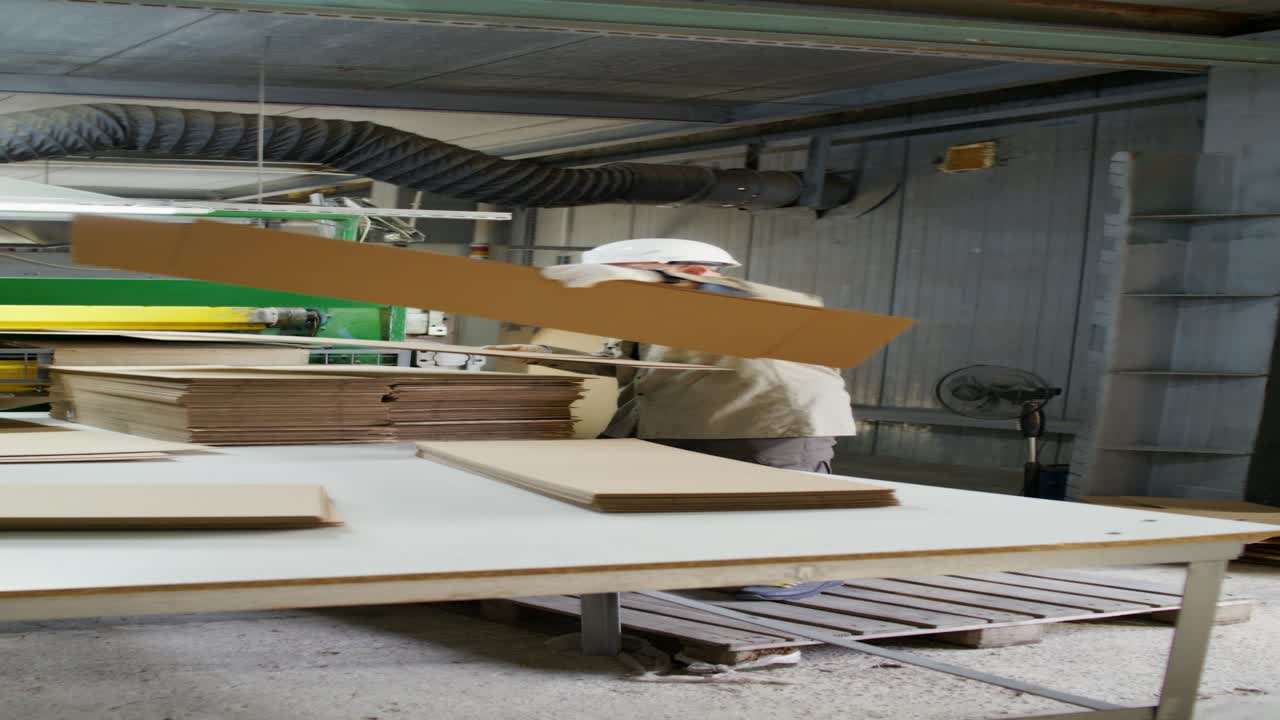 produzione di scatole di cartone in una fabbrica