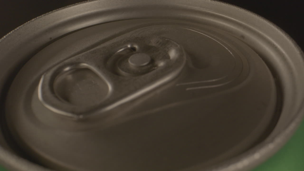 회전하는 금속 소다 캔 상단의 매크로 샷
