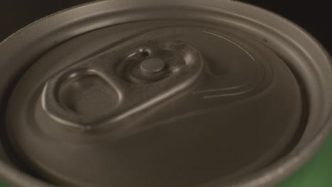 fotografía macro de la parte superior de la lata de refresco de metal girando
