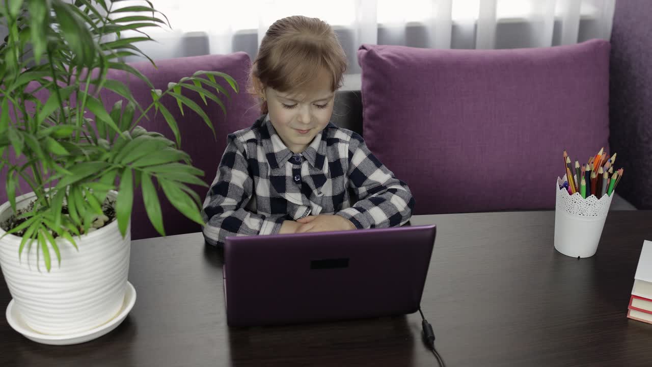 niña estudiando tareas en línea usando computadora portátil digital. educación a distancia