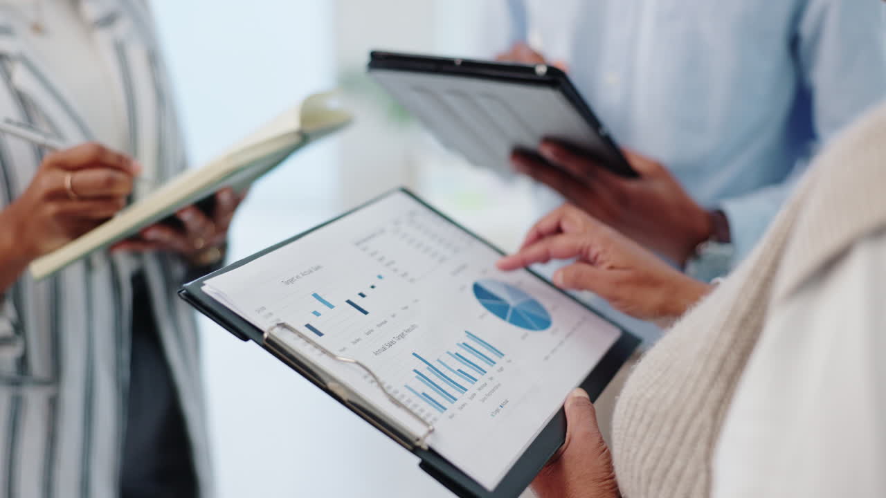 equipo de negocios que analiza datos financieros