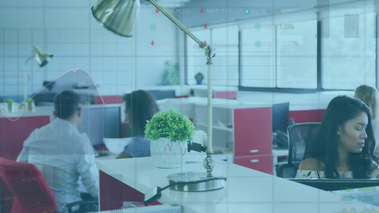 주식 시장 데이터 처리의 애니메이션 백인 남자가 사무실에서 전화로 이야기하고 있습니다.