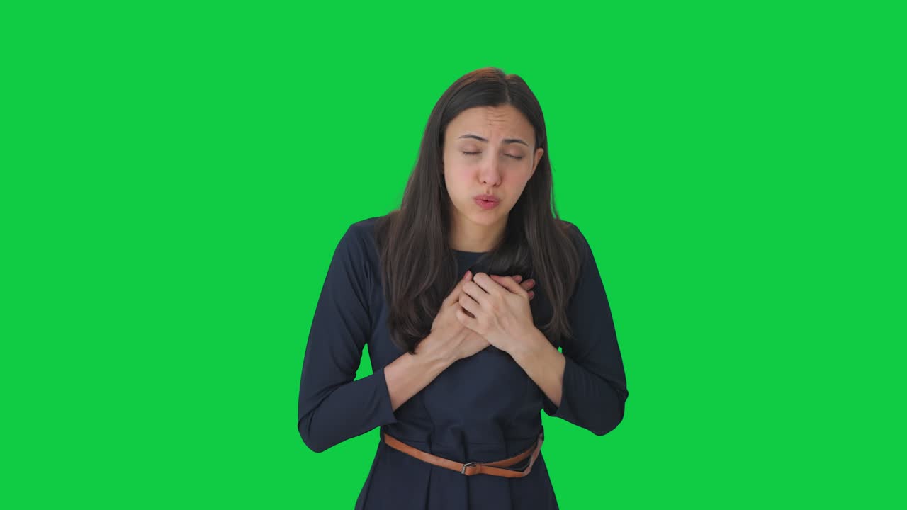 chica india que tiene un ataque al corazón pantalla verde