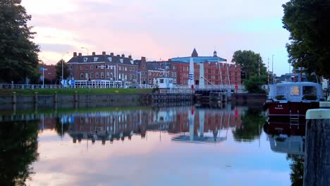 Typisch-Holländische-Zugbrücke-Am-Hafen-Von-Hertogenbosch-Sonnenuntergang-Am-Ufer-Kai-Reflexionen