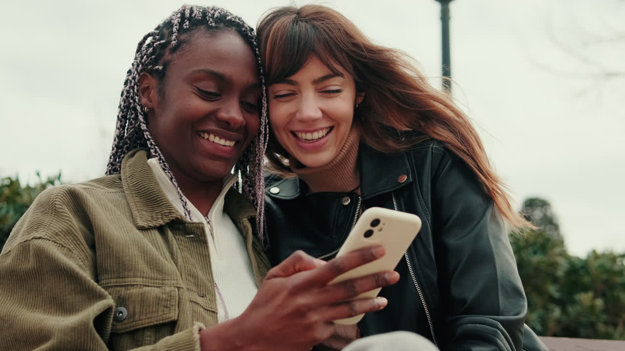 Due amici che guardano uno smartphone