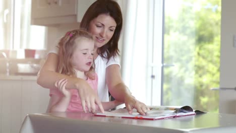 Madre-E-Hija-Leyendo-Una-Revista