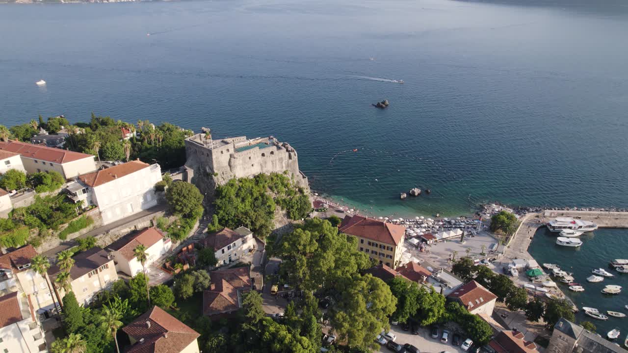 Costa di Herceg Novi, Montenegro, con architettura storica e vista sul porto turistico