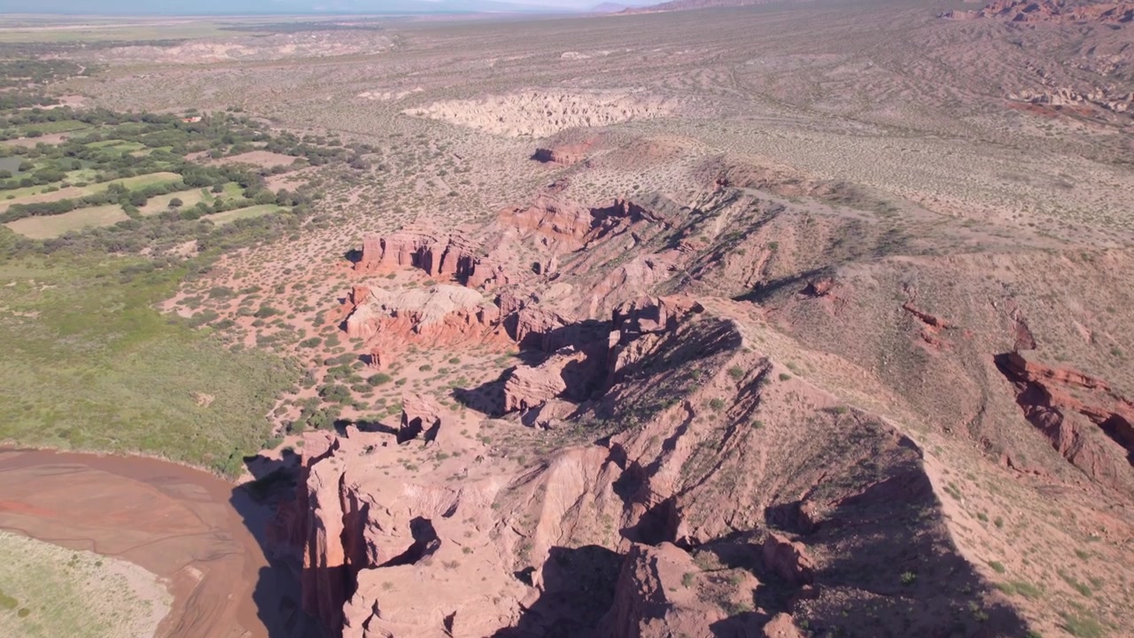 Vista aerea 4K con drone di Los Castillos a Cafayate, Salta, Argentina. Impressionanti formazioni rocciose rosse modellate dall'erosione, che creano un paesaggio naturale unico nelle Ande