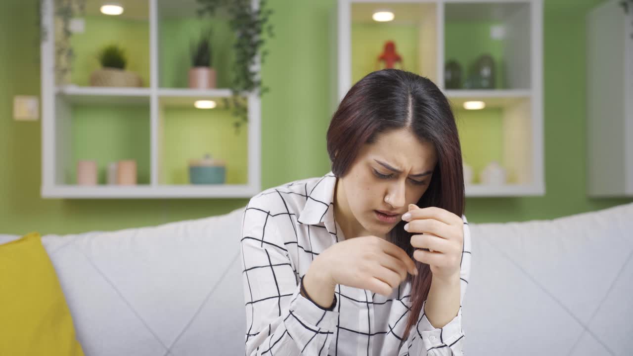 mujer joven molesta por las puntas abiertas.