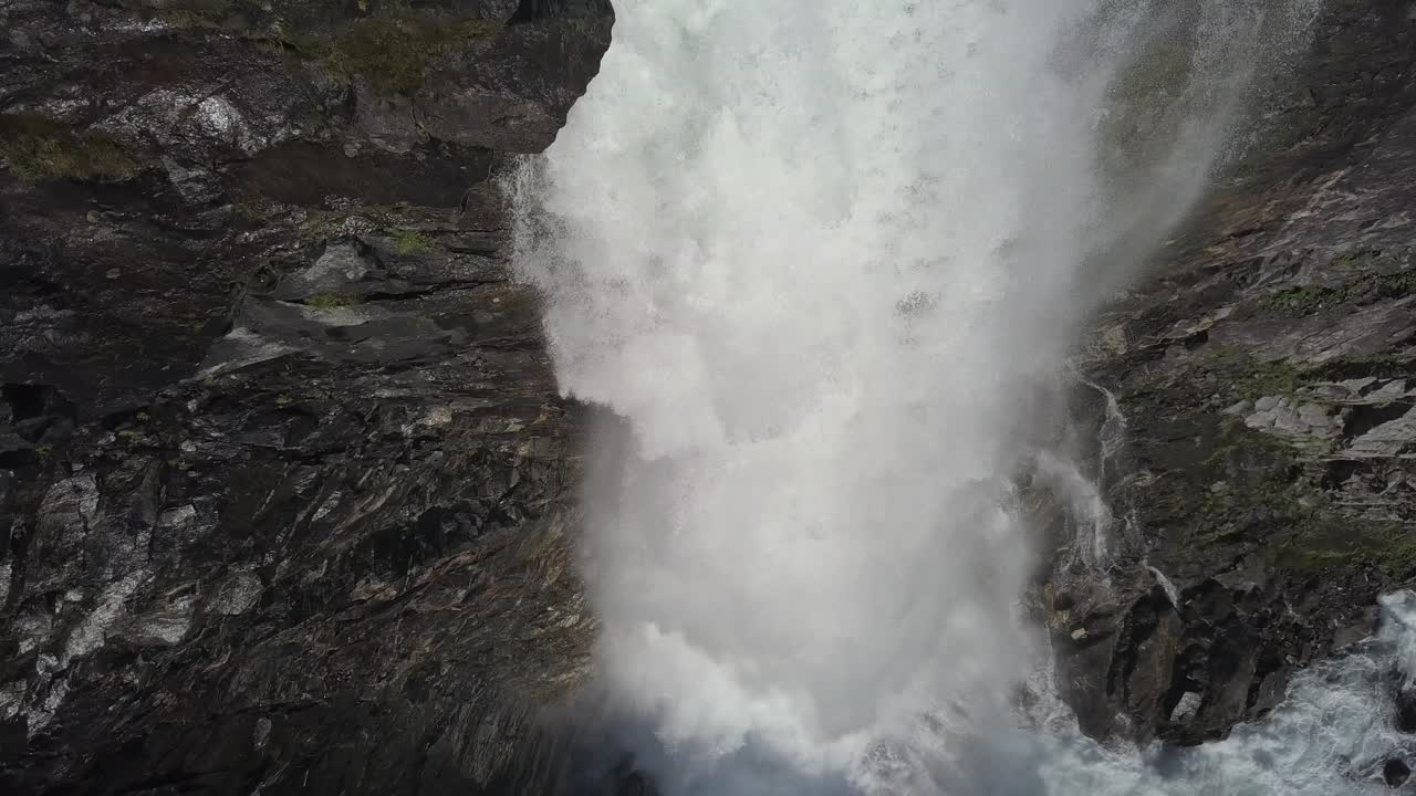 video de un avión no tripulado volando por una cascada