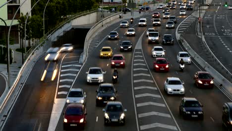 cinemagraph van een verkeersscène in de schemering. lange blootstelling. time lapse