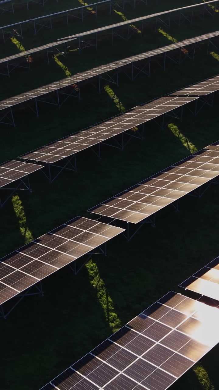 Campo di pannelli solari che cattura l'energia alla luce del sole a mezzogiorno in uno spazio aperto