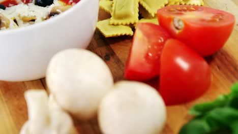 pasta cruda con ingredientes