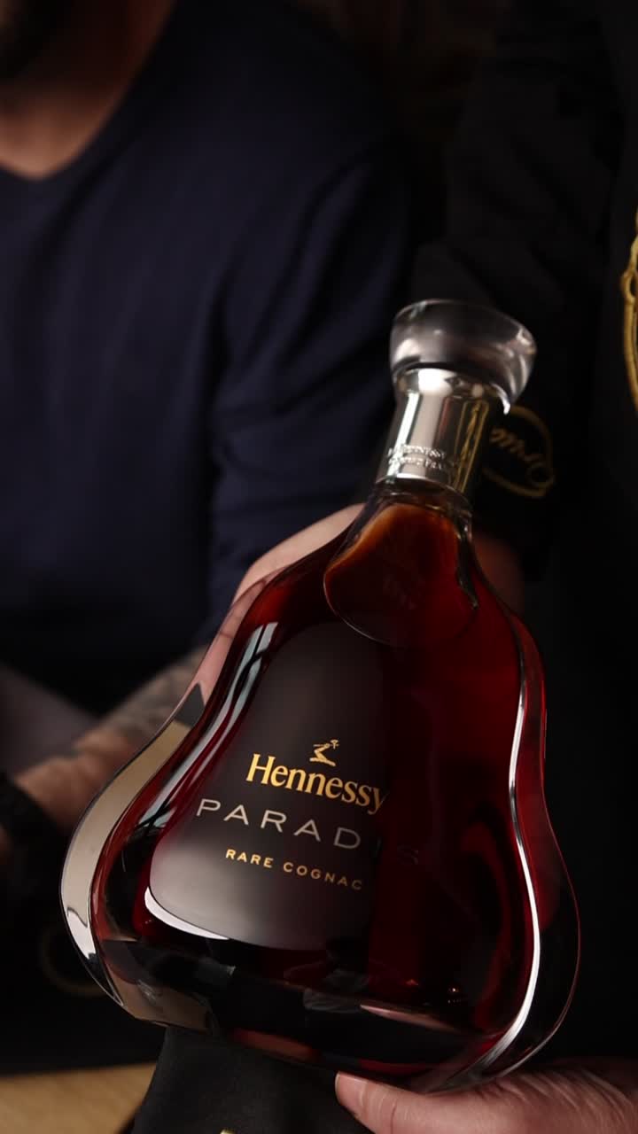 Elegante bottiglia di Hennessy Paradis Rare Cognac tenuta in mano