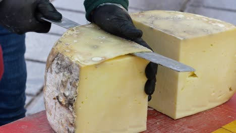cortando una rueda de queso