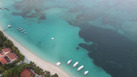 Barcos-Sobre-Las-Olas-En-Agua-De-Mar-Azul