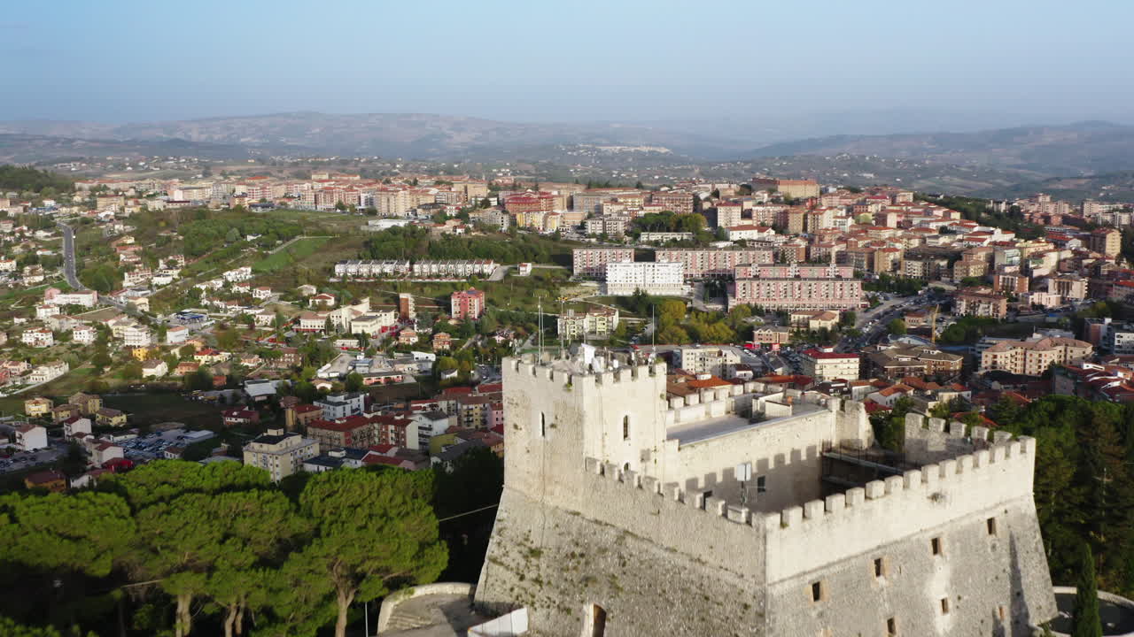 Inquadratura di rivelazione della città di Campobasso nella regione Molise, sorvolando il Castello Monforte