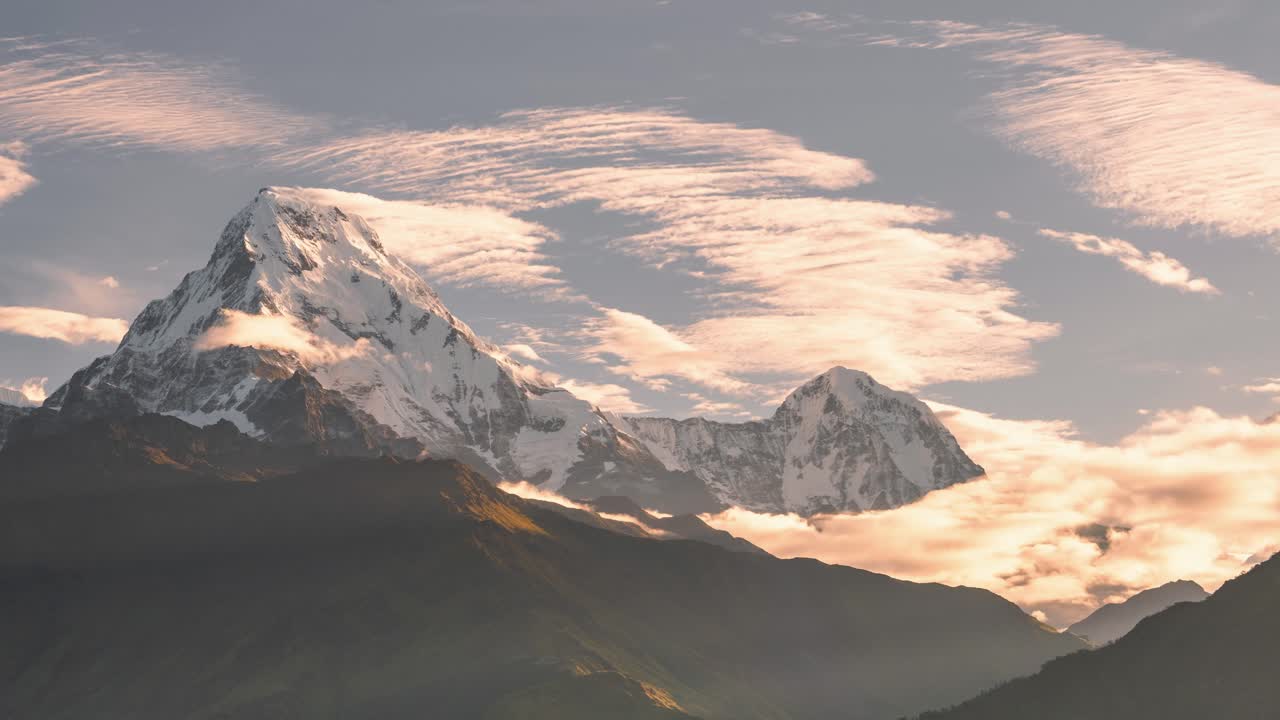 montañas del himalaya puesta de sol timelapse en nepal, el lapso de tiempo de la cordillera nevada nevada con grandes picos altos y cumbres al atardecer con nubes que se mueven en la hermosa luz del sol naranja dorado