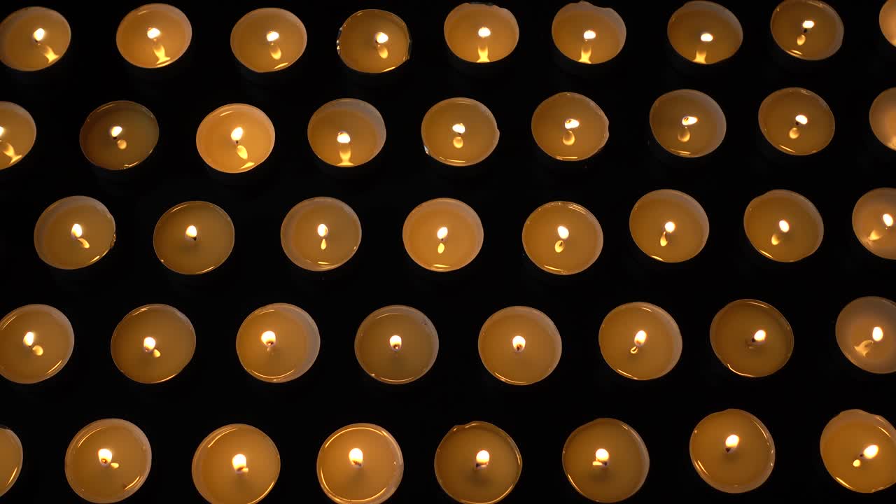 Candele su sfondo nero.