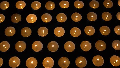 velas sobre un fondo negro.