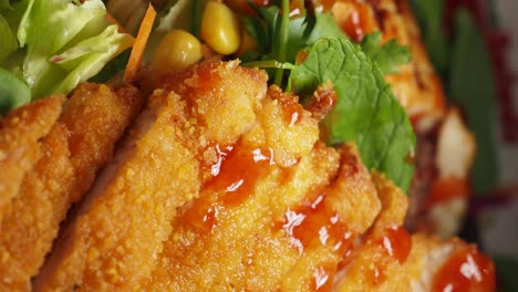 ensalada de pollo frito y crujiente