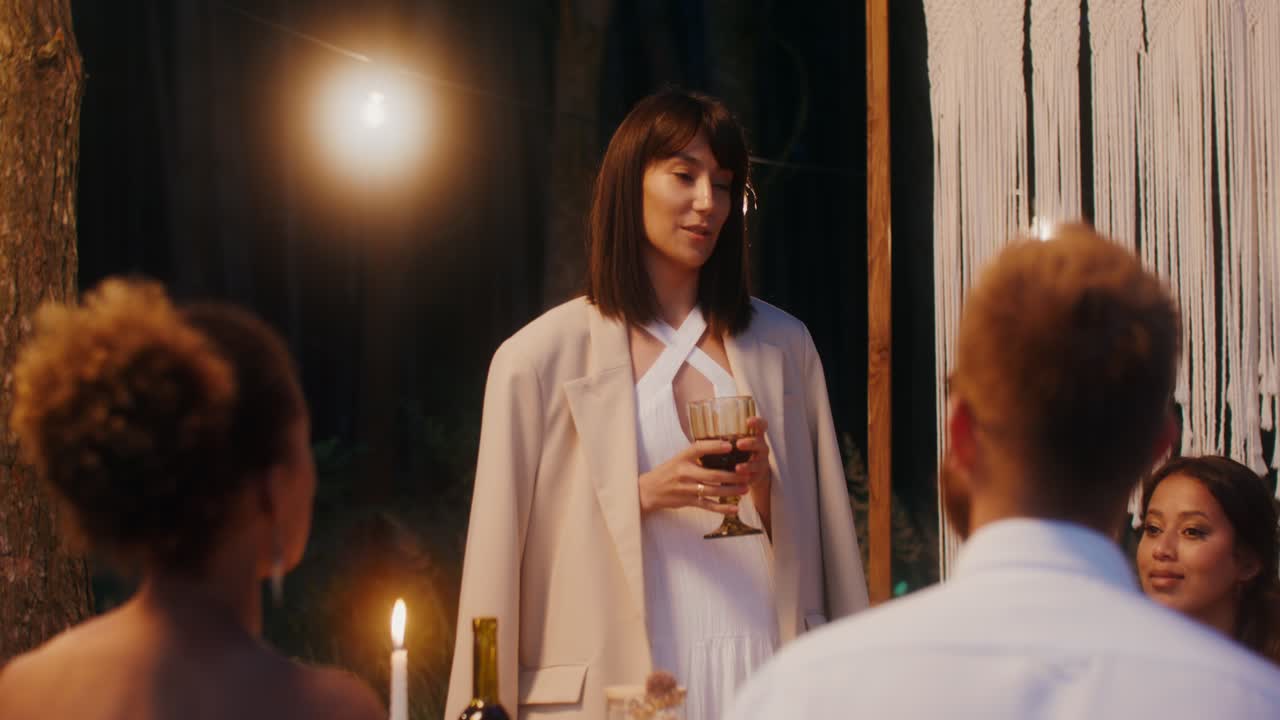 밤 에 야외 에서 축하 하는 친구 들