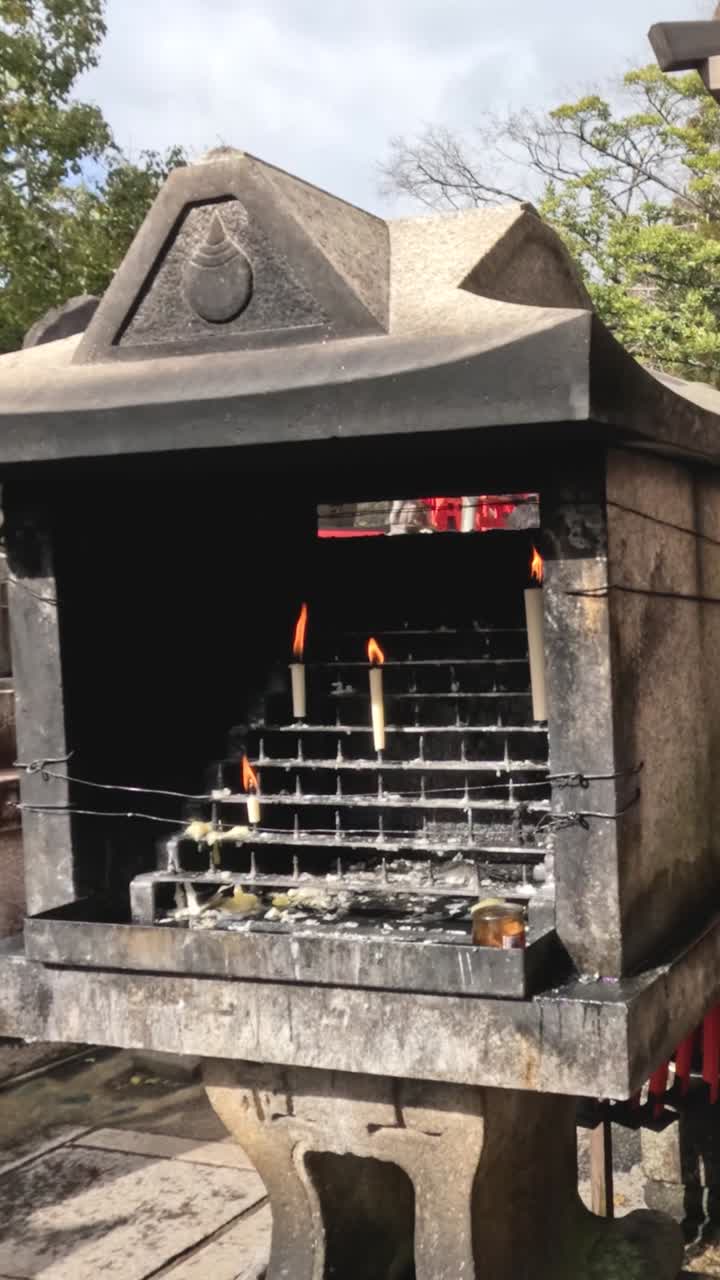 puertas de madera de torii que se abren en un santuario sintoísta