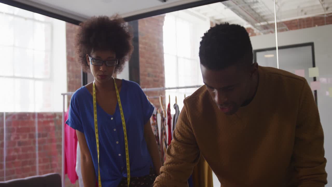 Stilisti e stiliste di moda afroamericani in discussione al lavoro